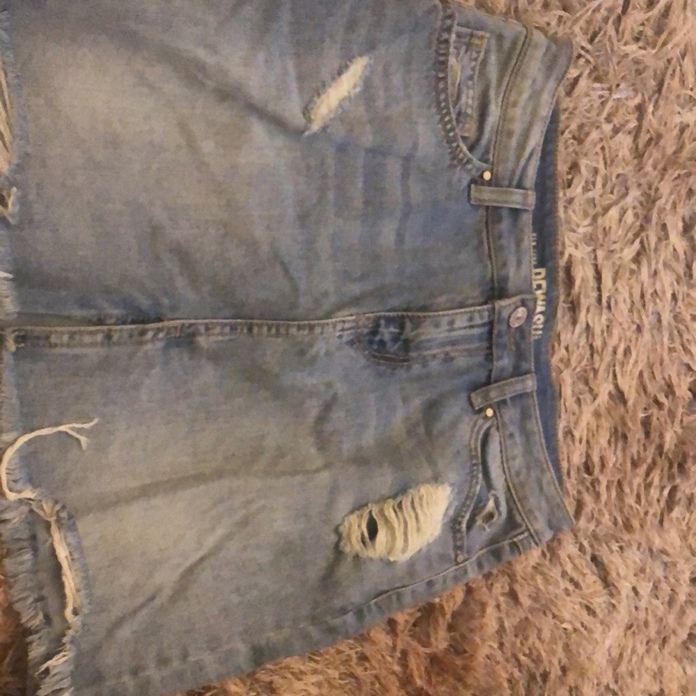 I am selling a vintage jean skirt . Size 7. Great pick for vintage lovers. Blue
